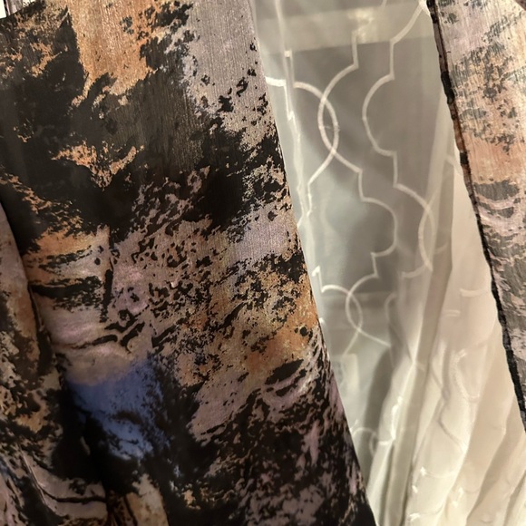 Elegant Abstract Women's Blouse - Picture 3 of 6